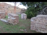 03052 ostia - castrum - decumanus maximus - caseggiati del portico delle mura del castrum (i,i,2) - grosse halle - bli ri nordosten - 09-2022.jpg